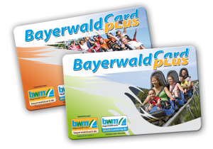 Zwei übereinander gestapelte Varianten der BayerwaldCard PLUS