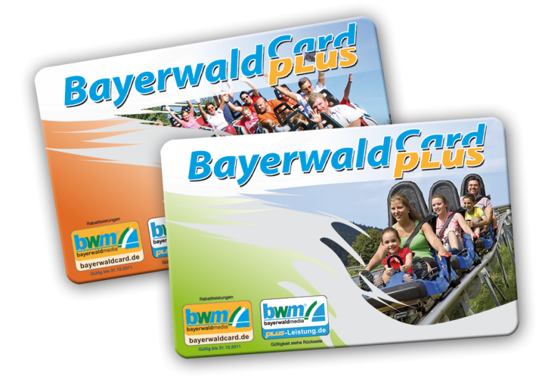 Zwei übereinander gestapelte Varianten der BayerwaldCard PLUS